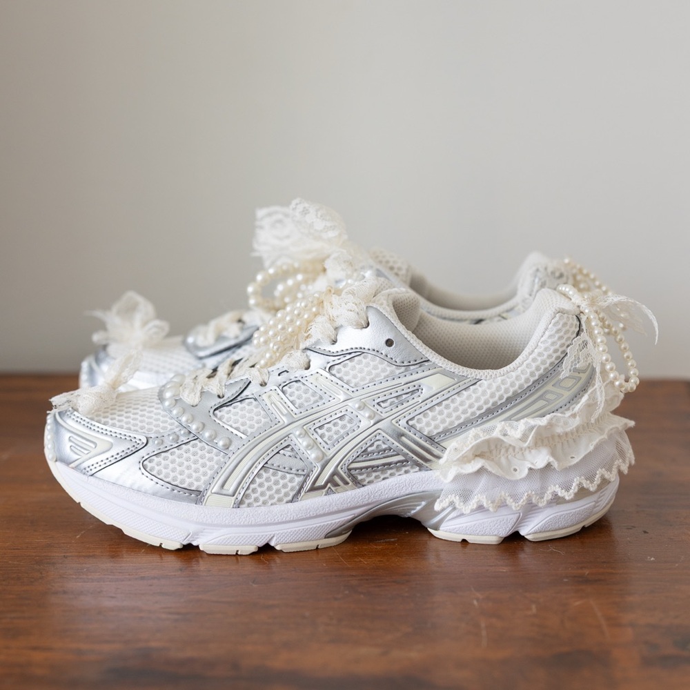 Reworked Women's Lace & Pearl sneakers